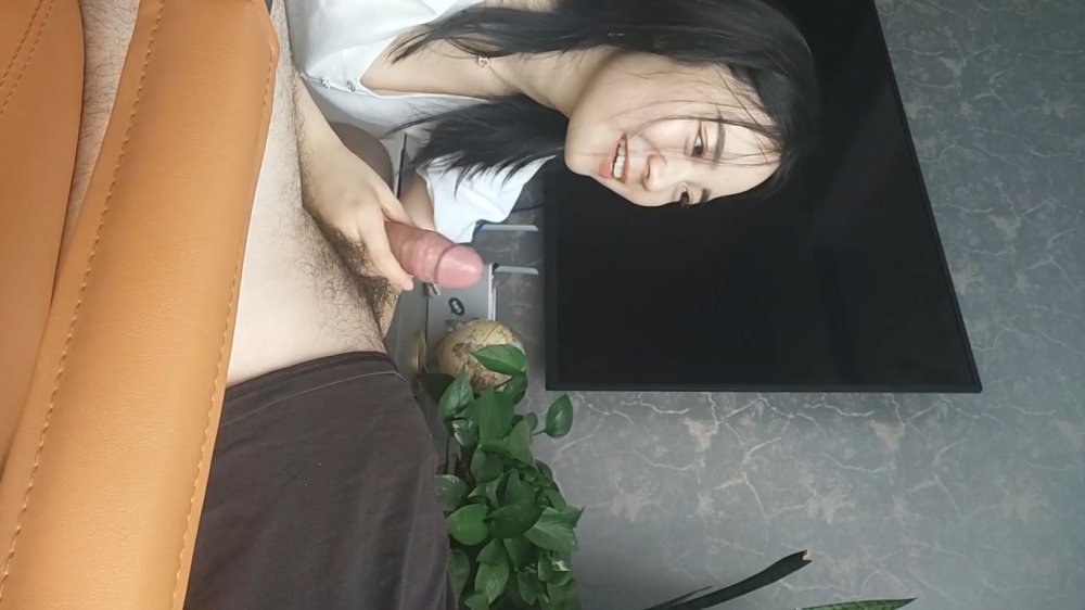 約炮PUA大神網撩結識的眼鏡反差禦姐，還會給毒龍家裡肏完跑到樓頂露天啪啪顏射 說精液好腥