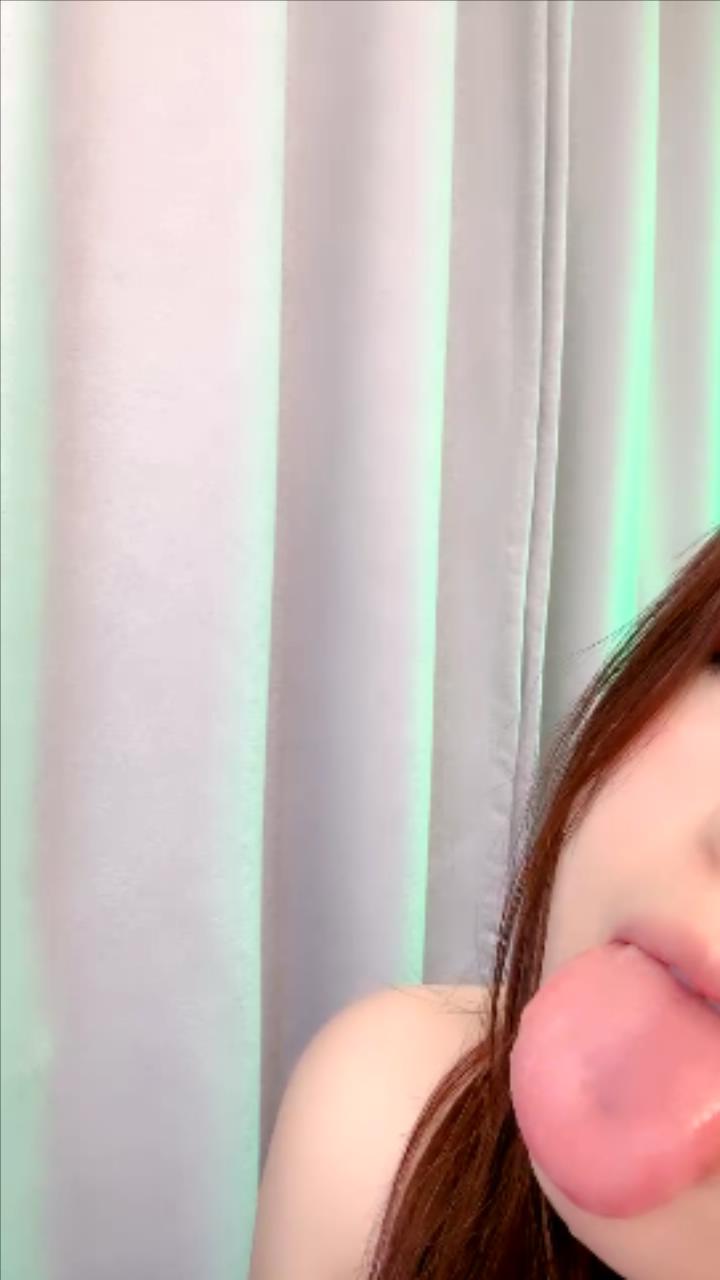 淫水泛濫的極品騷貨微胖露臉直播大秀髮騷，自己玩著奶頭伸著舌頭要舔狼友大雞巴，肛門拉珠道具玩逼淫水多多