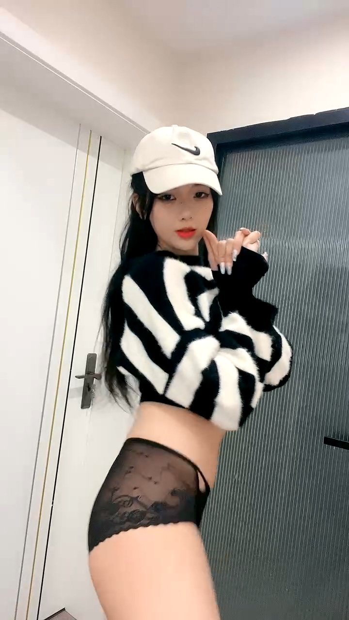 性感的女神尤物全程露臉大秀直播，粉嫩逼逼特寫自慰呻吟，火辣激情裸舞，聽狼友指揮各種風騷動作不斷好刺激