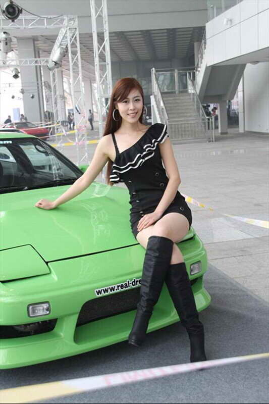 不愧是車模出身，這腿真長[26P]