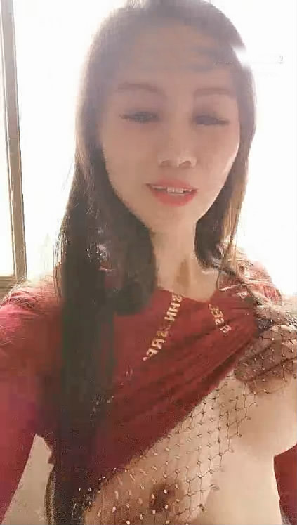 農村美熟婦露臉與大哥在室外直播掙錢 很騷無限挑逗狼友 口活大雞巴被爆草後入