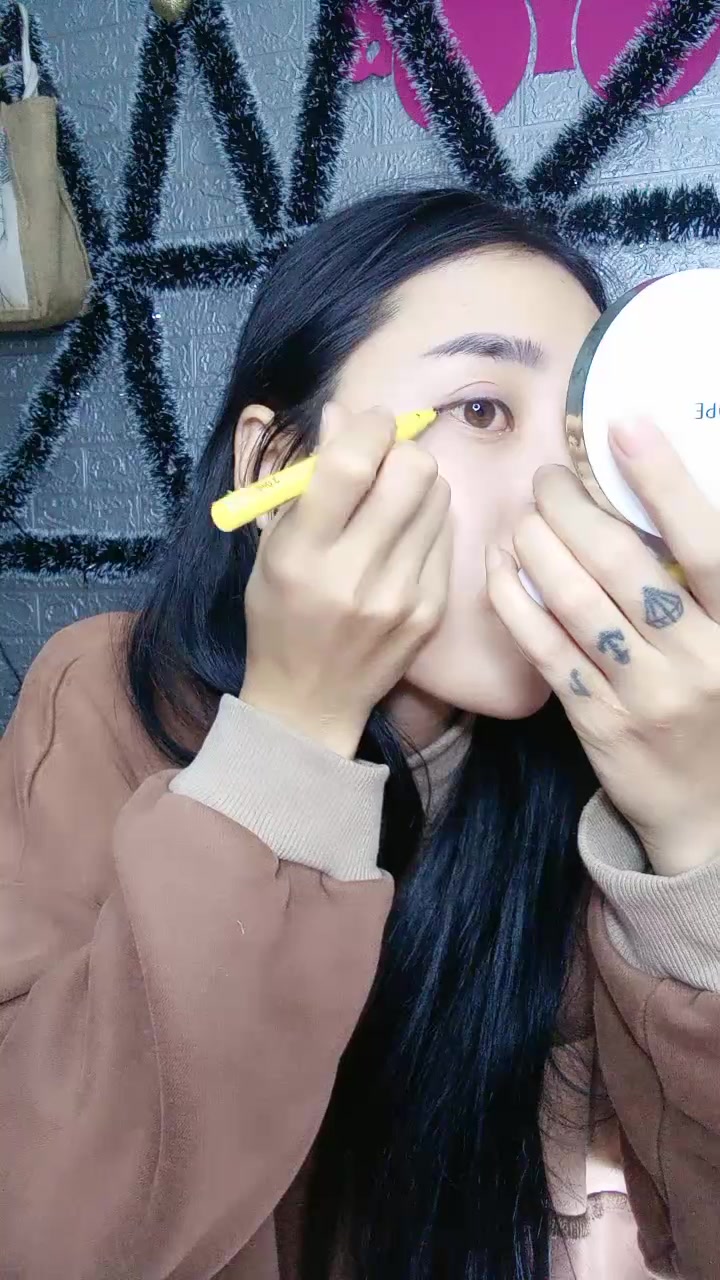 滿背紋身的小奶媽全程露臉跟老公大秀直播啪啪，化好妝美美噠口交大雞巴，激情上位無套抽插，擠奶給狼友喝