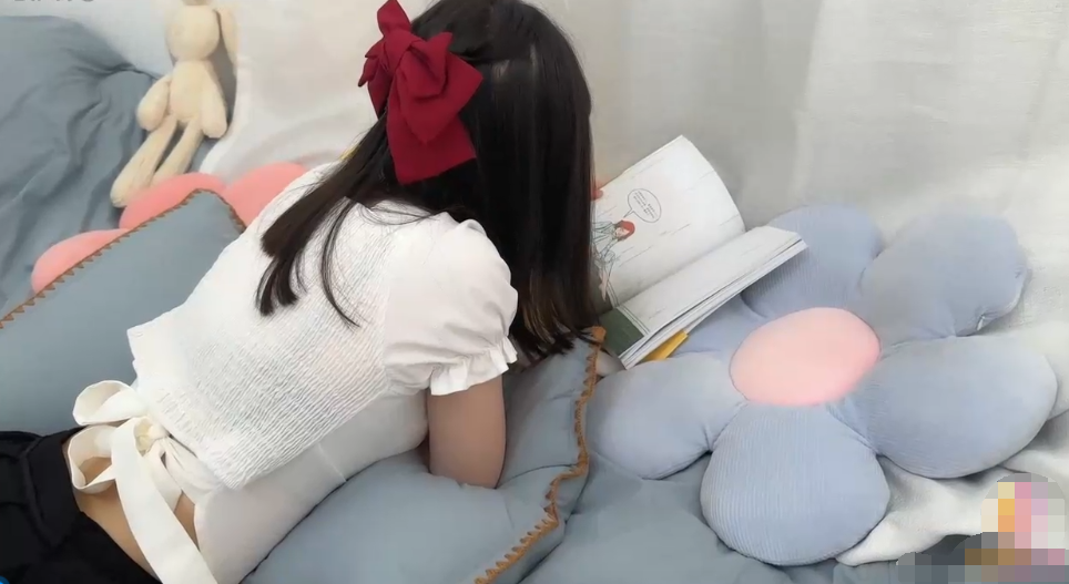 蝴蝶結羞羞兔，白襯衫黑色蘿莉裙，極品美鮑