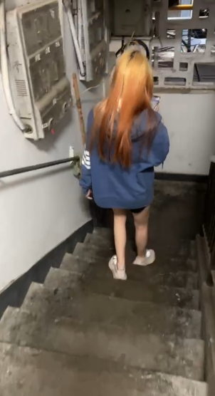 大長腿黃頭髮極品身材嫩蘿莉，無敵蜜桃臀
