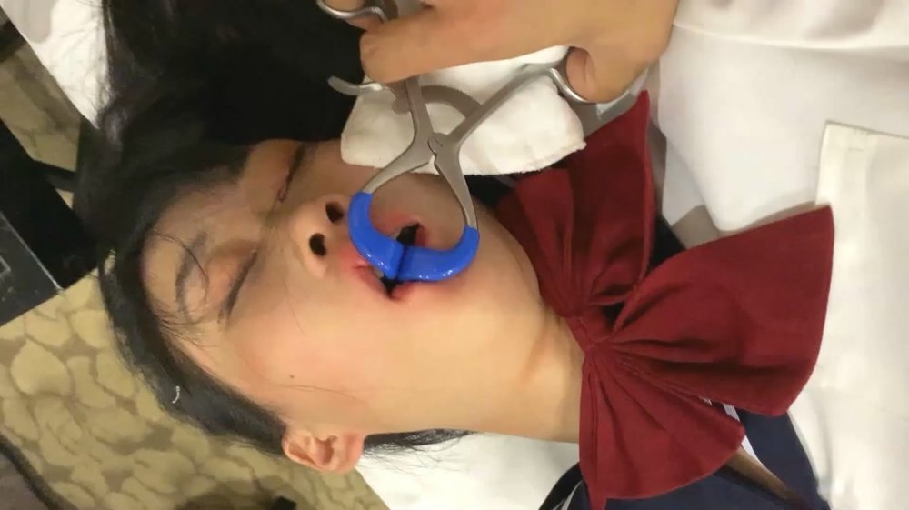 屌炸天！變態大神死豬玩極品肉絲美腿JK學妹，十八般武藝玩肏熟睡的學妹，半路醒了有反抗又給加量了[MP4/602MB]