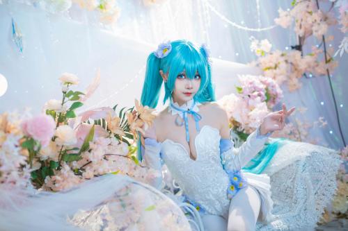 [Cosplay] Aiwest 艾西 – Hatsune powder butterfly flower 初音 粉蝶花