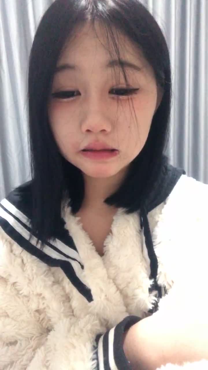 風騷的姐妹花露臉激情4P讓小哥玩弄，揉奶摳逼道具攪拌，浪叫不止，無套爆草蹂躪內射中出給狼友看，精彩刺激