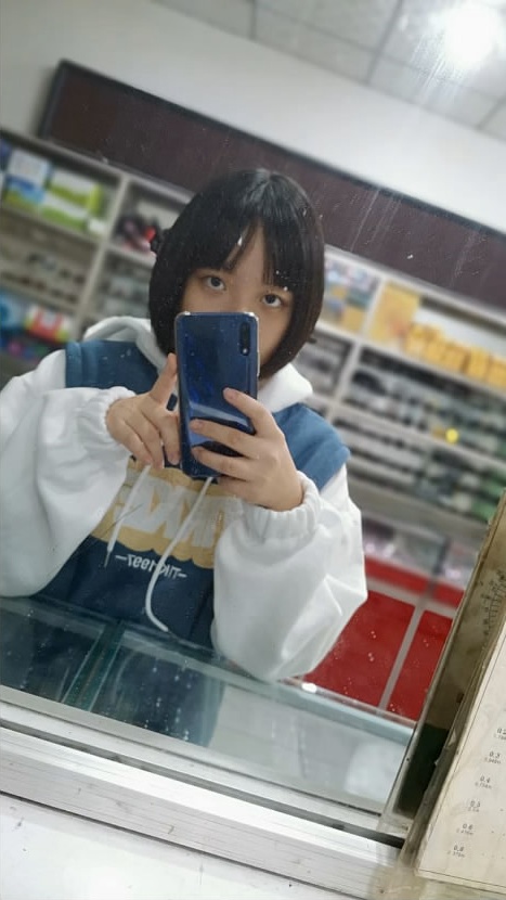 小夥總算約出來極品同班女同學 好粉嫩的鮑魚，直接插入小穴浪叫不斷
