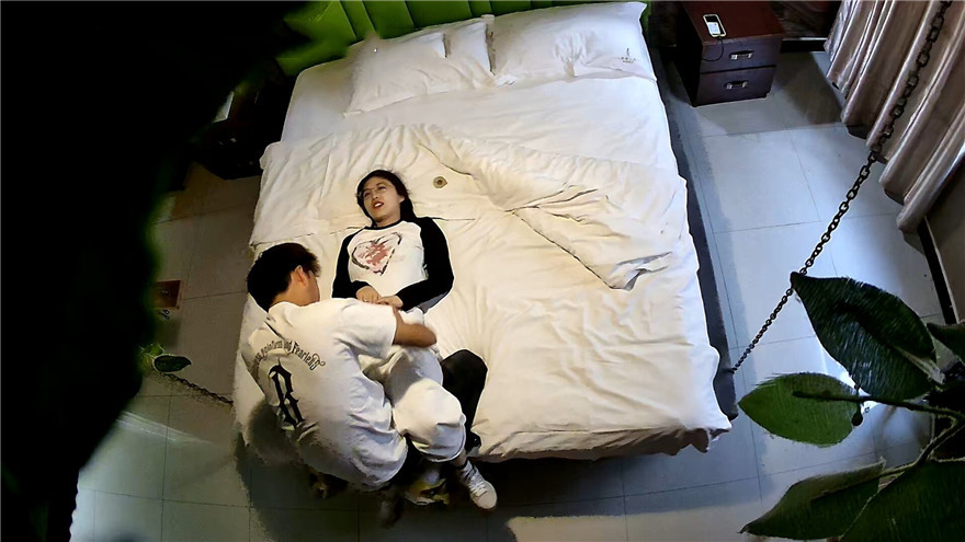 酒店攝像頭偷拍眼鏡學生妹被男同學脅迫來開房，直接霸王硬上弓脫她衣服，足足幹了一個多小時，妹子都干驚厥了[MP4/702MB]