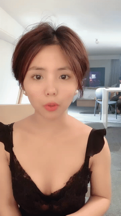 甜美乖巧美女！ 炮友廚房擦逼！ 大屌深喉吸吮，躺在檯子上一頓輸出，站立後入爆操