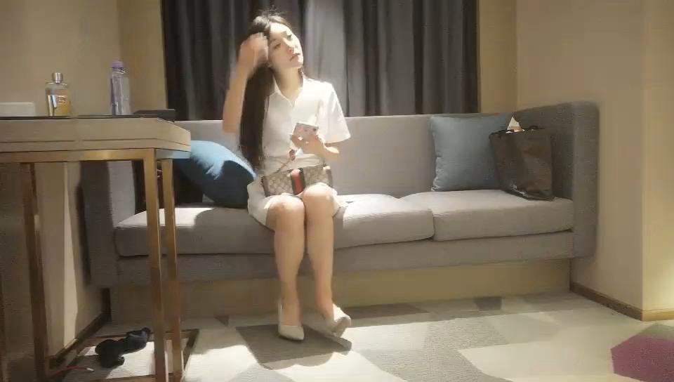 成都直播偷拍約啪剛入行的高顏值氣質甜美笑容白衣美眉