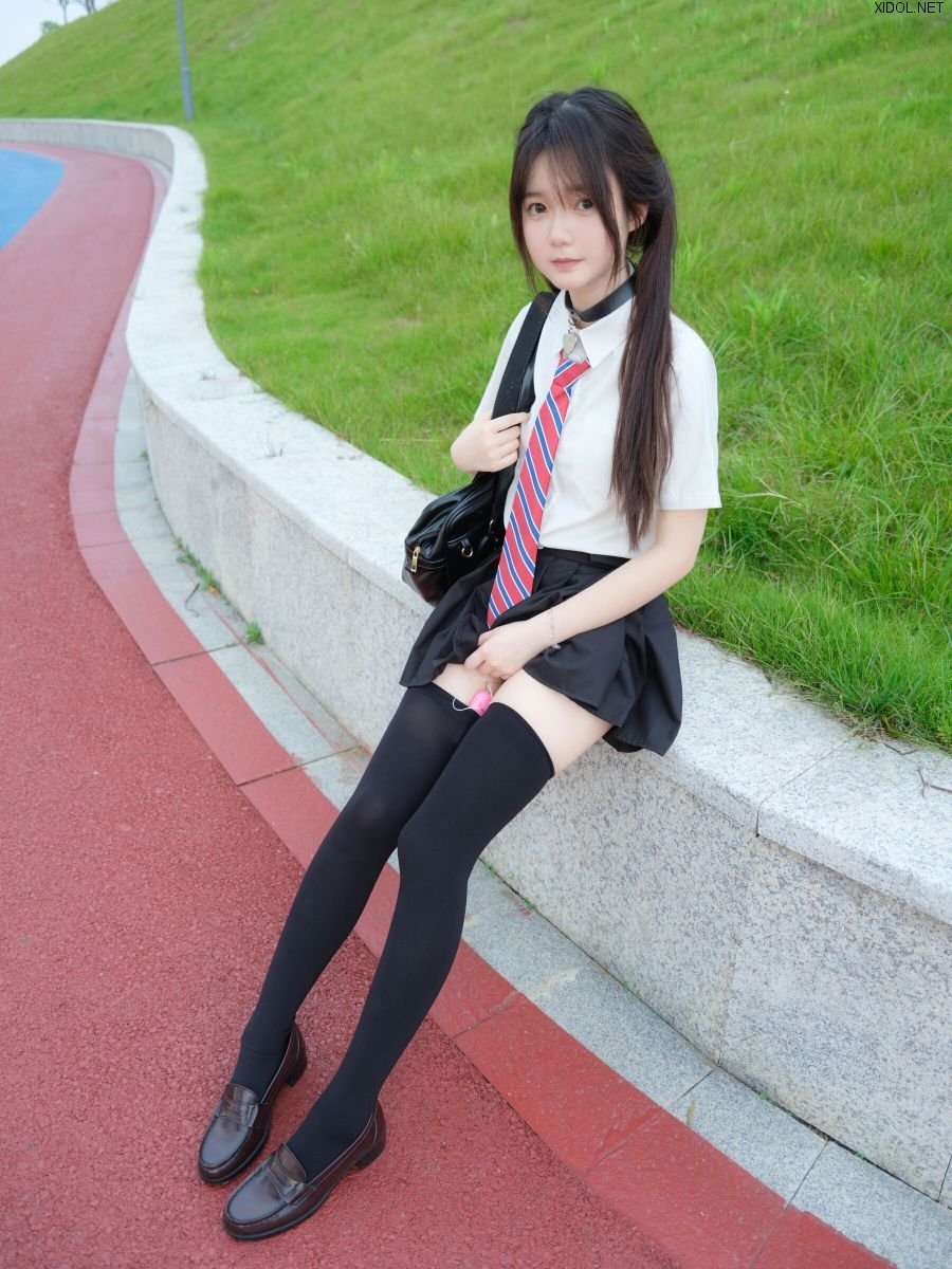 [Cosplay] Jinji Qihua 緊急企劃 – Black Silk JK 黑丝JK