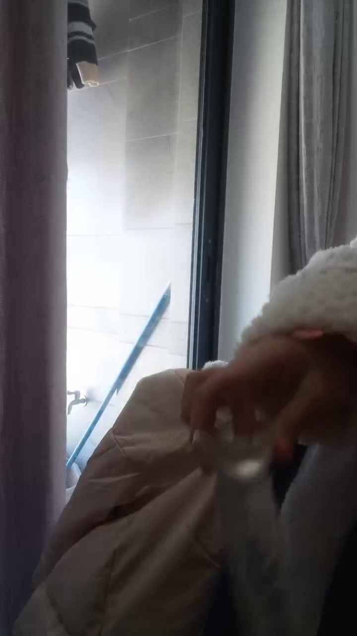 萌萌的純情小妹，全程露臉鏡頭前直播賺外快，跟狼友撩騷互動，超級可愛，玩弄假雞巴抽插小嫩穴精彩又刺激