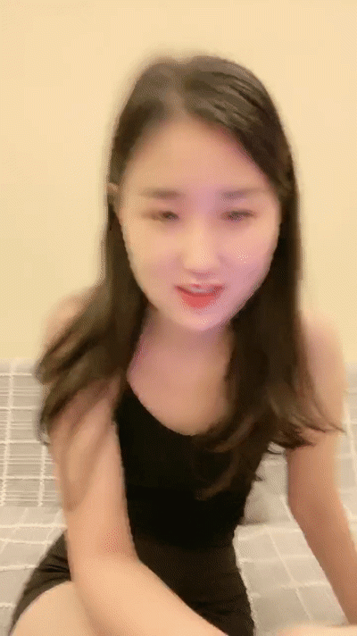 文靜甜美小姐姐！ 被炮友各種玩弄！ 黑絲大長腿，手指扣多毛嫩穴，沙發上騎坐抽插，不盡興振動棒伺候