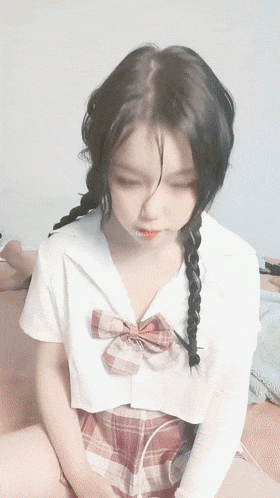 最新下海小仙女，【純欲小白兔】，扎著兩隻辮子的小妹，被兩個男的輪番干，刮了毛內射，真猛真精彩