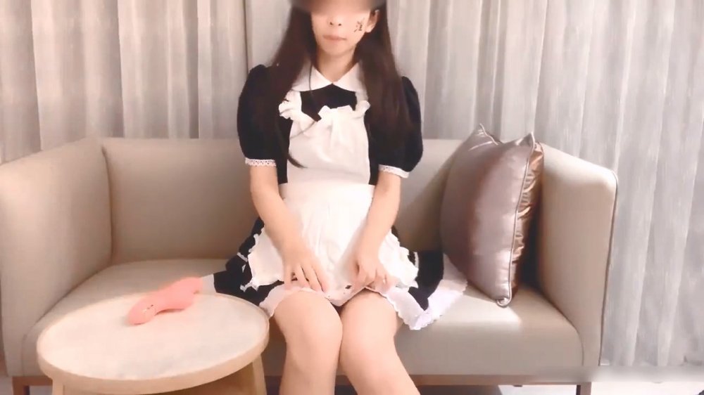 淫蕩反差小女僕極品美少女穿上可愛女僕裝服務金主爸爸振動棒紫薇爽的尿屁不停嬌小身材被爸爸抓緊雙手後入