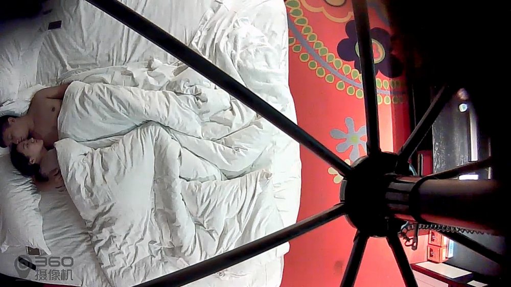 《駭客破解》精壯小夥酒店約炮豐滿少婦才幹了一炮就不行了⭐少婦不滿意