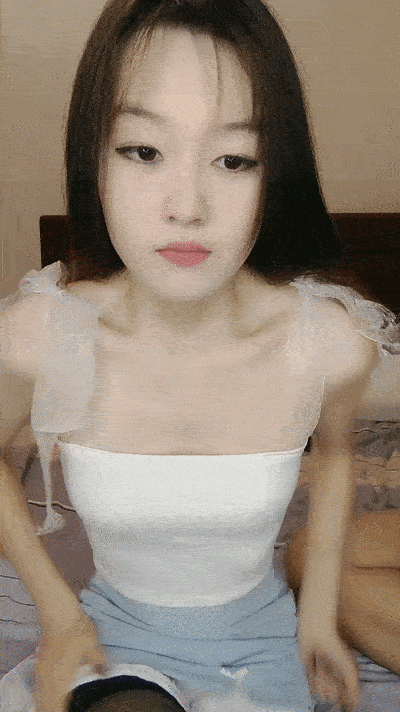 外表清純小仙女！ 扒開小穴特寫！ 被頭套男盡情玩弄，主動騎乘位猛砸，美腿肩上扛爆操，緊緻粉嫩小穴