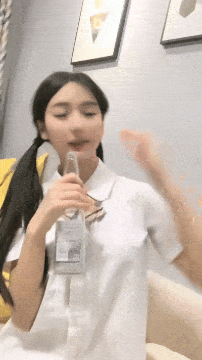 頂級美腿美少女！ 雙馬尾制服！ 活力十足超甜美，肥唇小穴瓶子自慰，洞口磨蹭一下插入