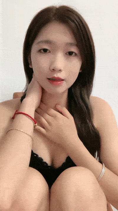 清純甜美鄰家學妹！ 說話溫柔給大家秀一波！ 多毛嫩穴，頂級大肥臀，跪在椅子上翹起搖擺