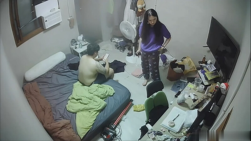 駭客破解家庭網路攝像頭偷拍❤️被人打斷腿的紋身胖哥和模特身材漂亮女友做愛好菜被豬啃了
