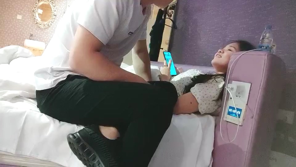 7-28全網尋歡約啪碎花裙子良家人妻，連續做愛3天，從賓館啪啪到家裡，膽子真大