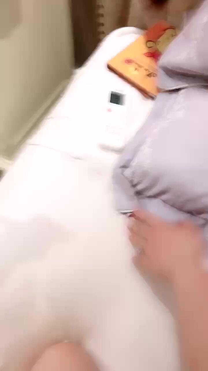 爆乳雙馬尾美少女，一對36D豪乳堅挺粉嫩，廚房炮友玩穴，超粉饅頭肥B，舔的好舒服，後入爆草蜜桃臀
