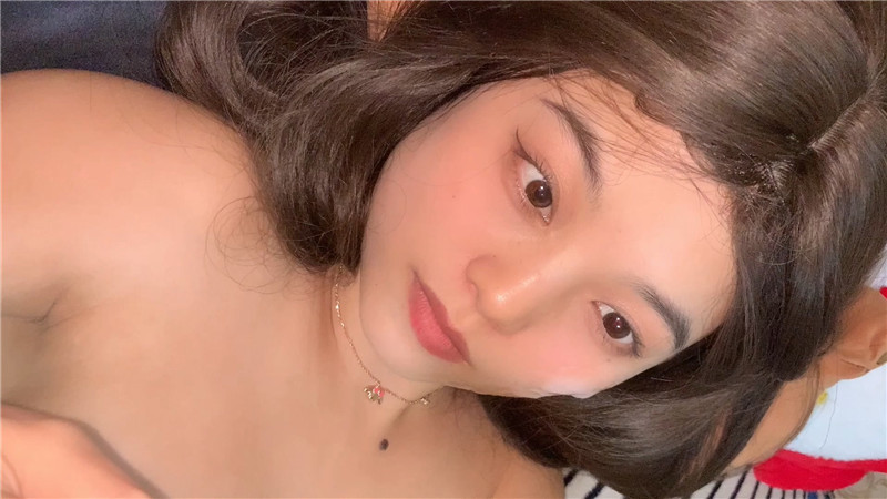 小夥出租屋約炮極品大長腿美女同事換上黑絲一邊操一邊拍完美露臉