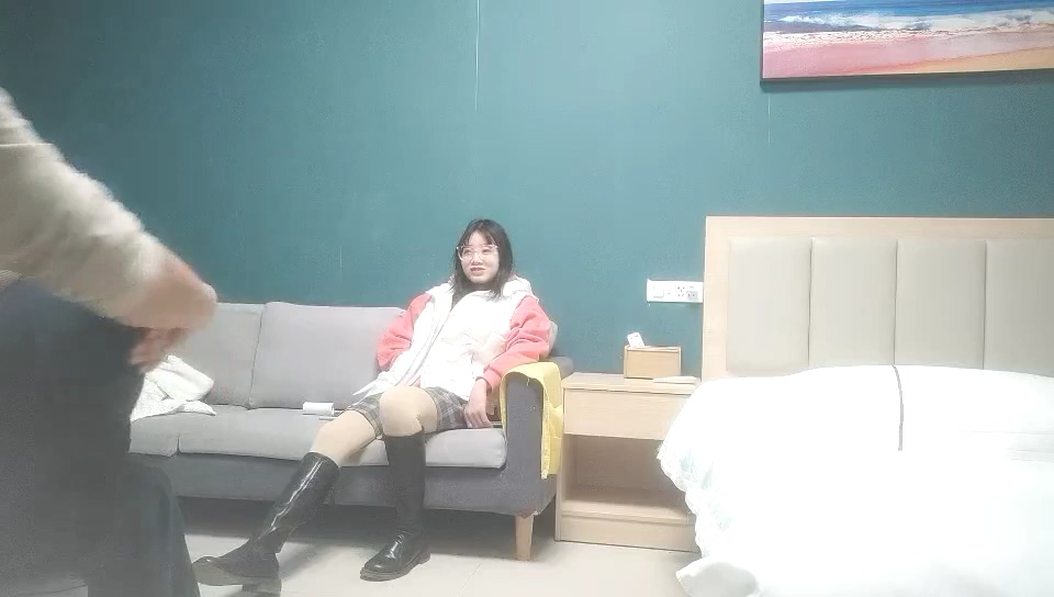 11-10小夏尋花_約啪戴眼鏡反差婊，親嘴摳逼各種姿勢操，妹子身體好柔軟