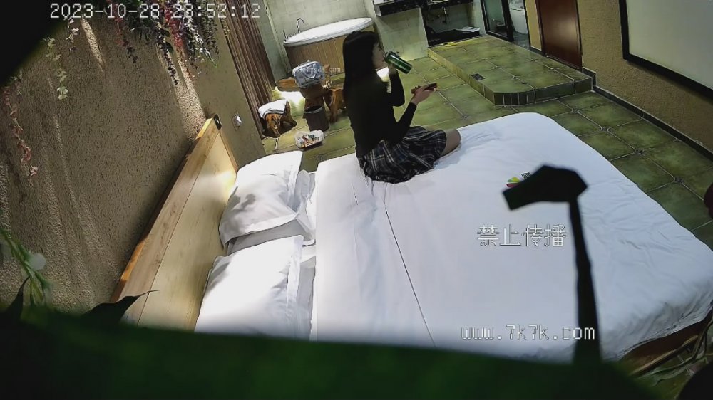 安防精品✅被酒精催化的高顏值禦姐和抽華仔的社會哥無套抽插最後射在肚皮上濃濃的精液太他媽淫蕩了