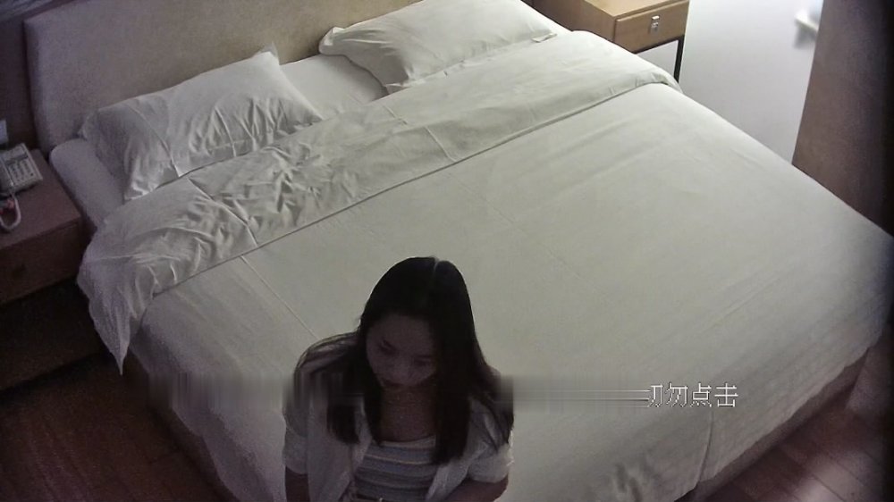 酒店偷拍❤️光頭強大叔約炮朋友的媳婦開房偷情中途短暫休息連續幹了兩炮