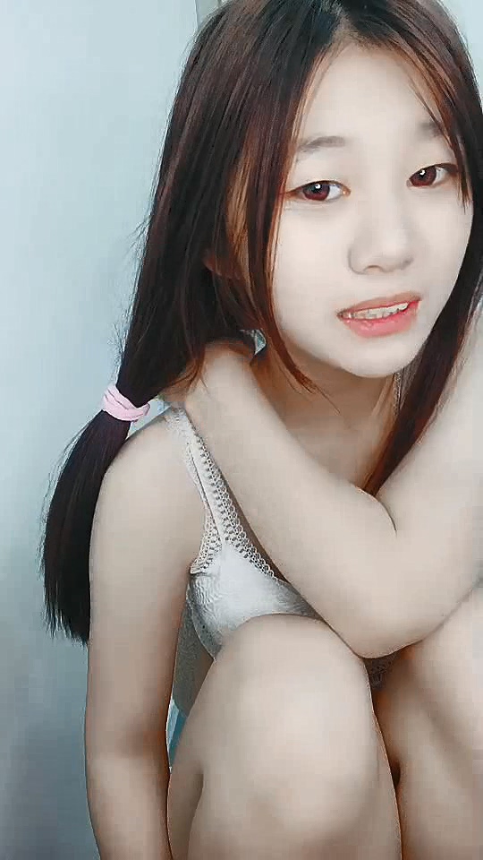 戀愛腦小女生露臉跟男友深夜激情啪啪被幹了兩次 口交大雞巴被小哥吃奶玩逼道具抽插 壓在身下爆草