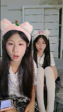 19清純少女姐妹花，JK裝卡哇伊，嬌小身材嫩穴，脫光光白絲跳舞，一線天饅頭嫩穴，翹起屁股跳蛋震動