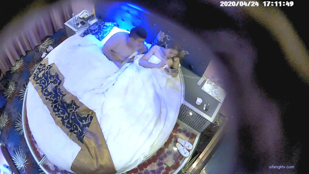 酒店偷拍 長腿漂亮女友喜歡舔逼逼，被男友操了20多分鐘，高潮多次最後癱軟在床