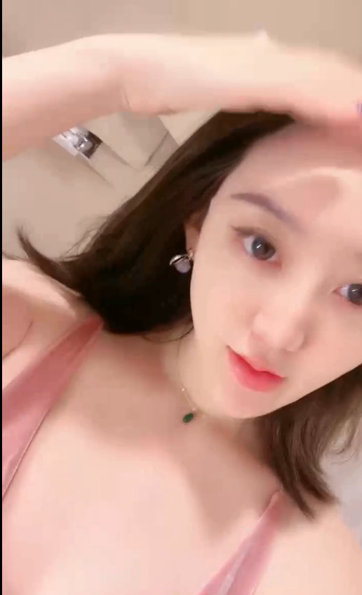 無毛超粉美穴！ 難得玻璃棒自慰，翹起美臀一線天