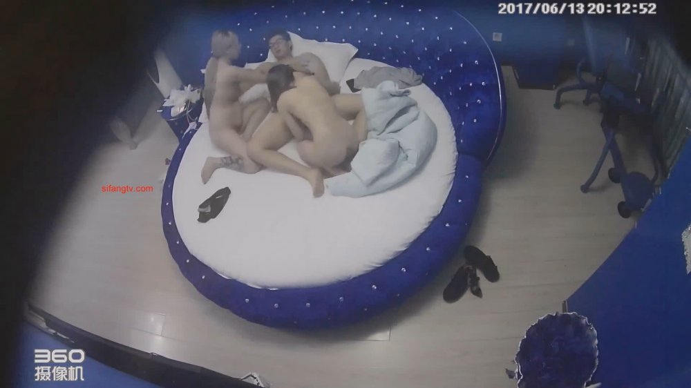 經典藍色炮椅房偷拍 眼鏡大哥找了兩個小姐雙飛，玩的太花體力有些跟不上