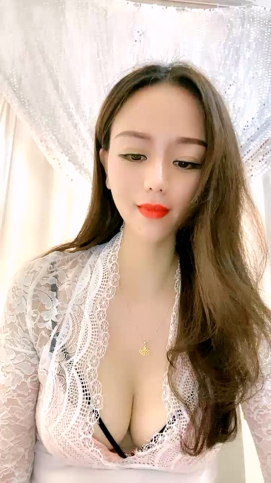 大波浪極品美禦姐！ 修長美腿包臀裙！ 翹起美臀地上假屌抽插，穿上性感絲襪高跟鞋