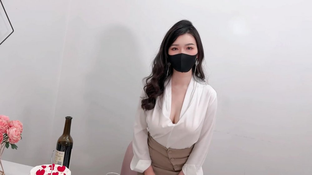 極品禦姐女神小騷貨被按倒餐桌上插小騷穴 換上情趣內衣服務大雞巴哥哥