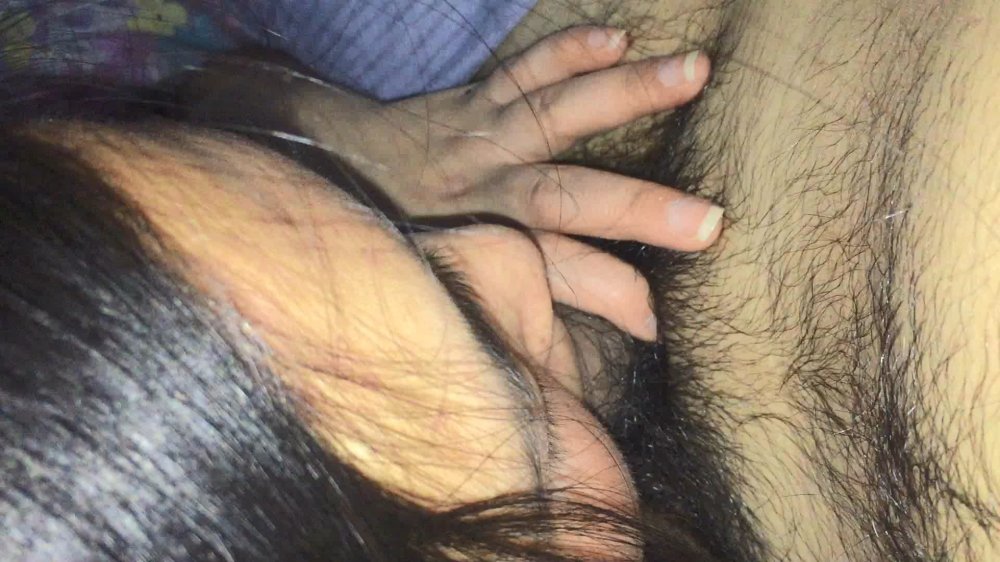 【情侶真實性愛】，爆乳騷貨與男友手持鏡頭出租屋啪啪自拍，搞一會偷偷把套拿掉，使勁往裡面頂想要內射