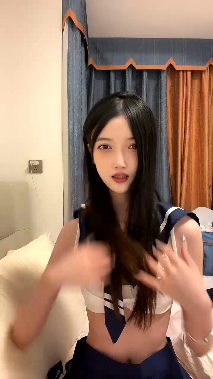 情趣制服網紅女神，貧乳苗條身材，獨自寂寞發騷，白絲美腿翹起，棒子跳蛋雙管齊下，在床上超級騷
