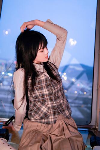 [Cosplay] 桜桃喵 – 制服摩天轮