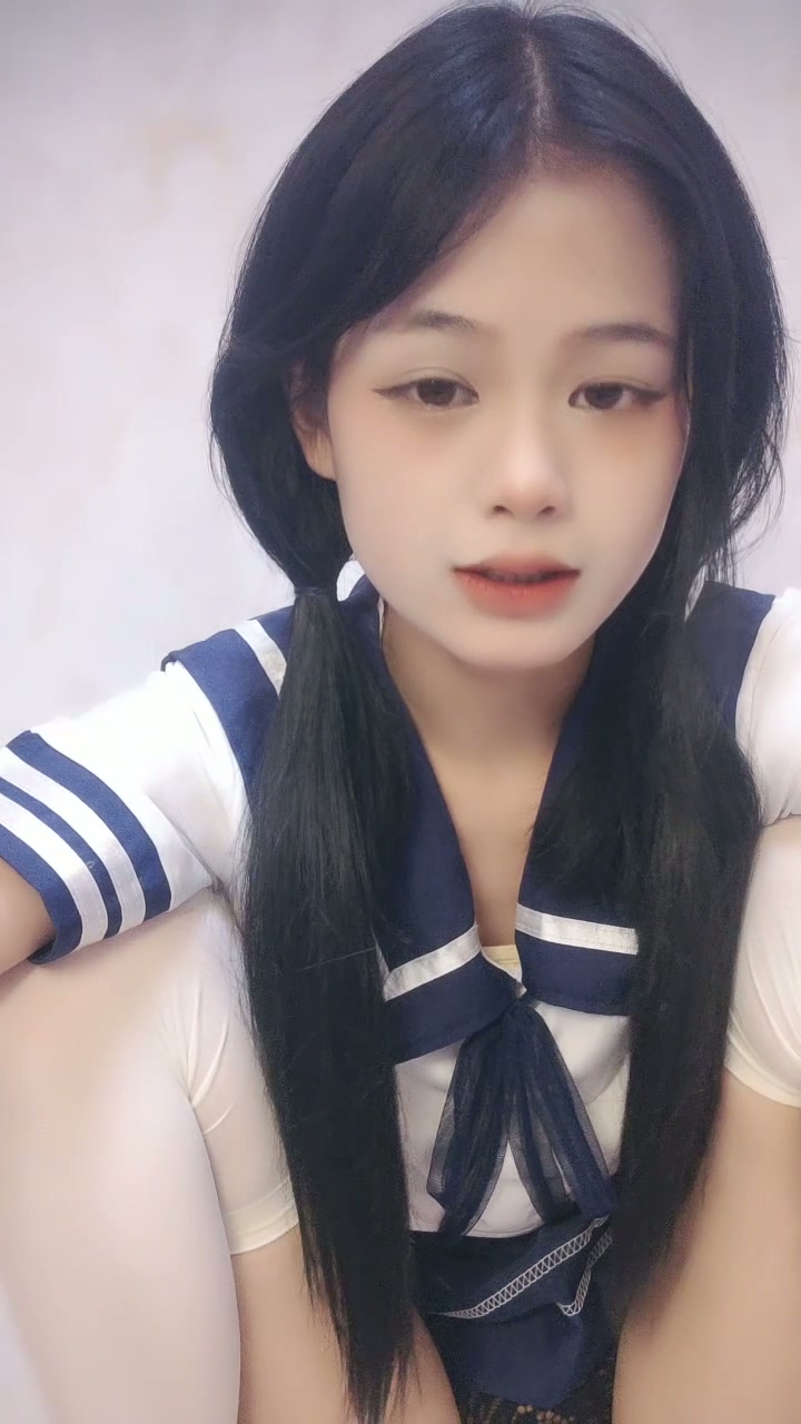 雙馬尾制服蘿莉19萌妹，一臉清純呆萌，穿上白絲襪操逼，饑渴求操被炮友干，扶腰懟入小穴一頓輸出，騎乘打樁機
