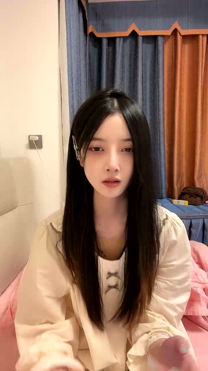 風騷網紅美女，獨自家裡發騷自慰，貧乳大長腿，開襠黑絲，掰穴道具猛捅，翹起屁股搖擺，很是淫騷