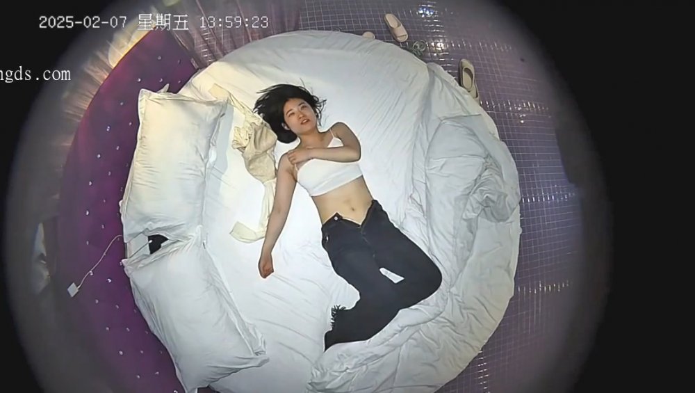 2025-2-7酒店新台 氫彈來襲真實音樂系女友被體育生破處，床單都是血