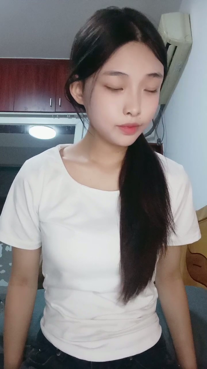 小草莓的誘惑，清純露臉極品大學生線上精彩展示，完美好身材堅挺的騷奶子，騷穴特寫展示，聽狼友指揮好刺激