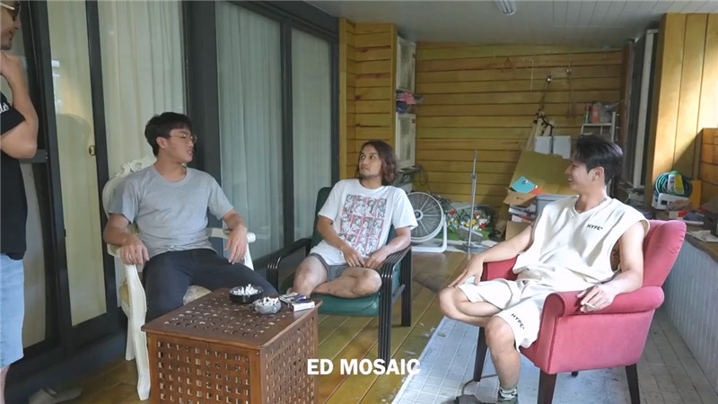 ED Mosaic 學生妹蔓蔓等公車時被搭訕❤️原本要去找男友打炮後來跟3男玩4P[MP4/1640MB]