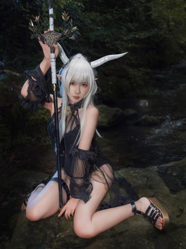[Cosplay] 麻花麻花酱 – 明日方舟 闪灵泳装