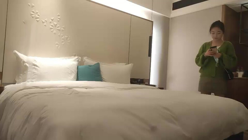 綠衣少婦，讓穿上吊帶情趣裝，舔奶摸逼掰穴抽插猛操上位騎坐[MP4/177MB]
