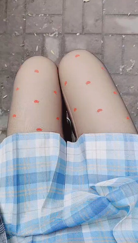 開檔黑絲JK美女小穴塞著跳蛋玩戶外[MP4/3350MB]
