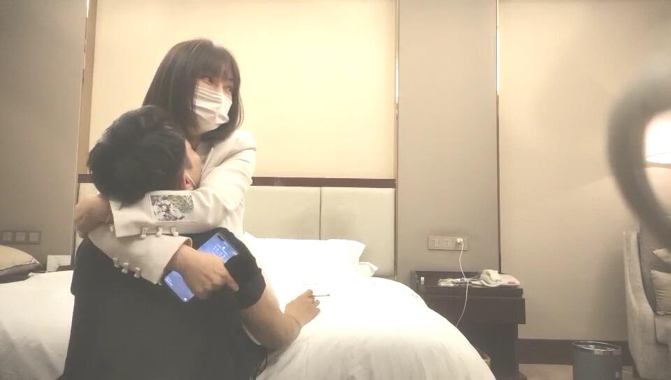 4-30捶子探花約啪 短髮豐滿欲女，換上黑絲女上位抓著奶子狠狠操